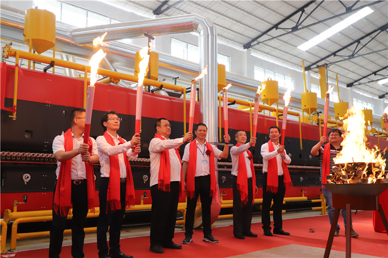 中国首条 | 顺成陶瓷集团岩板智能生产线点火仪式隆重举行