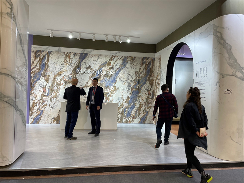 马可波罗瓷砖2022年新品亮相博洛尼亚陶瓷展，曲面岩板倍受瞩目