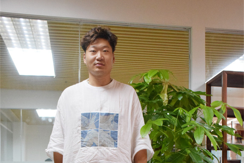 <b>身高两米的吴泽云今年23岁，他已忙得“连微博都不会玩了”</b>